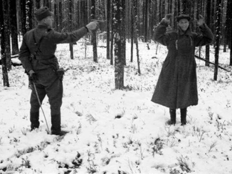 Советский разведчик смеется перед расстрелом и другие фото Второй мировой войны