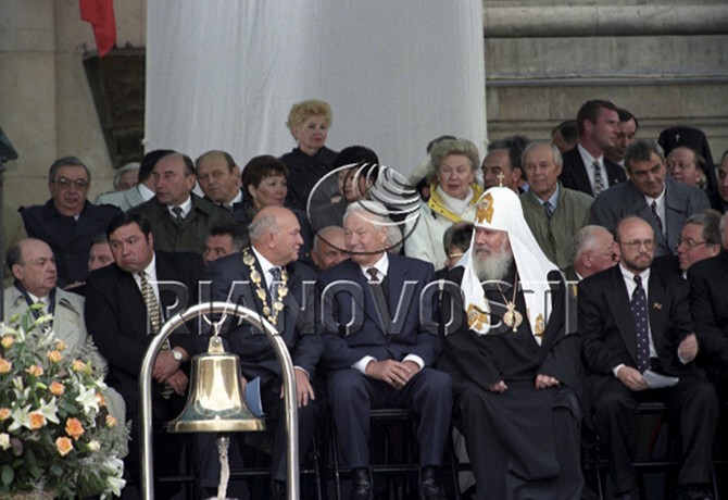 Юрий Лужков, Борис Ельцин и Патриарх Московский и всея Руси Алексий II на церемонии открытия празднеств. 