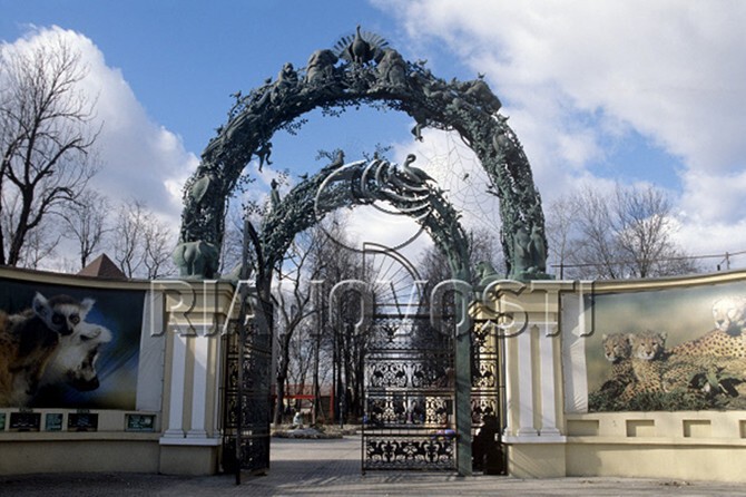 После реконструкции открылся и Московский зоопарк, вернее первая очередь экспозиций.