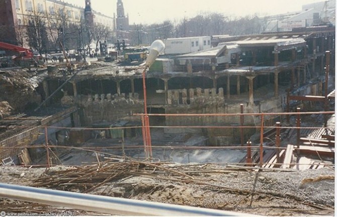 В 1995 году начали строительство торгового центра «Охотный ряд». Спустя два года в праздничные дни состоялось презентация Ельцину и торгового центра. Расходы на его строительство, между прочим, составили 350 миллионов долларов.