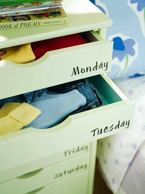 28. Ящики для одежды, с написанными днями недели и соответствующим образом заполненные, помогут сэкономить время утром.