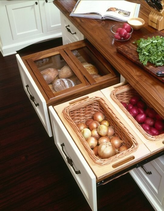7. В выдвижных ящиках удобно хранить хлеб и овощи