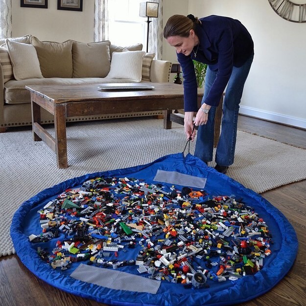 Детская комната: 26. Интересная идея: Матт-мешок для Лего, чтобы быстро прибирать детали конструктора