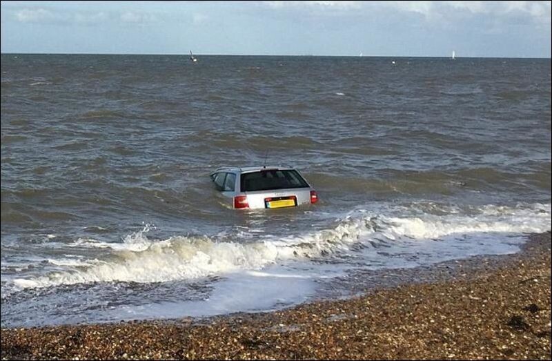Водитель припарковал свой Ауди слишком близко к воде