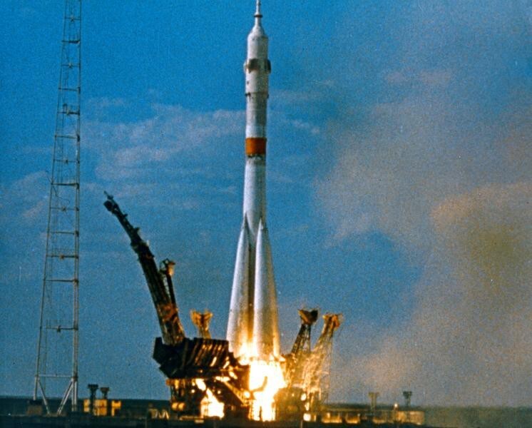 15 июля 1975 года в 15 часов 20 минут с космодрома «Байконур» запущен «Союз-19».