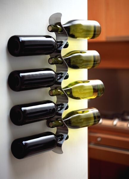 5. Подарок для любителей вина. Стильный держатель бутылок – не занимает много места и крепко держит драгоценные емкости!