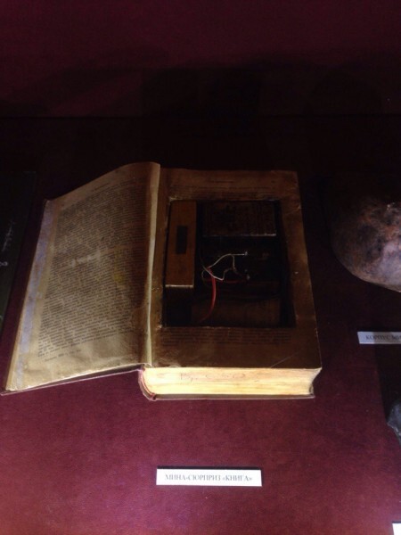 Отдельным экспонатом лежит записывающее устройство, замаскированное под книгу. Таким устройством пользовались шпионы..