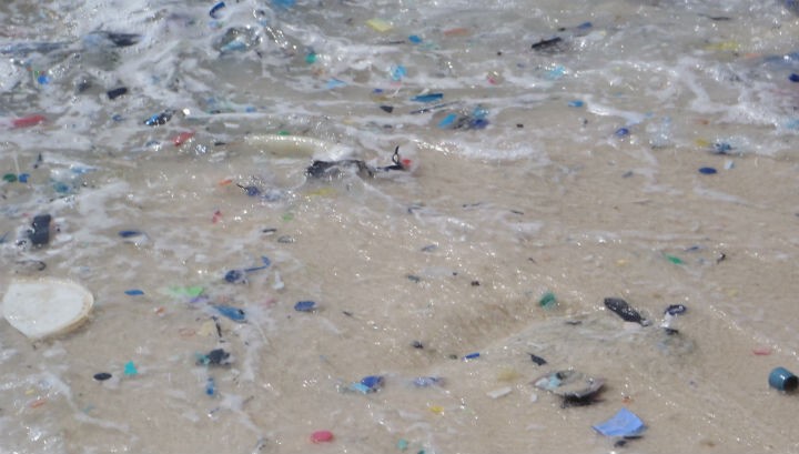 Пластиковый мусор на пляже острова Рождества в Индийском океане