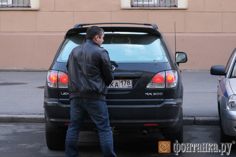 Полицейские нашли способ бесплатно парковаться на платной стоянке