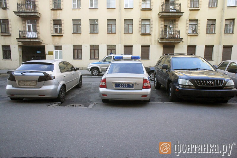 Полицейские нашли способ бесплатно парковаться на платной стоянке