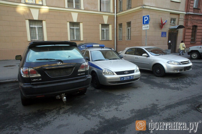 Полицейские нашли способ бесплатно парковаться на платной стоянке