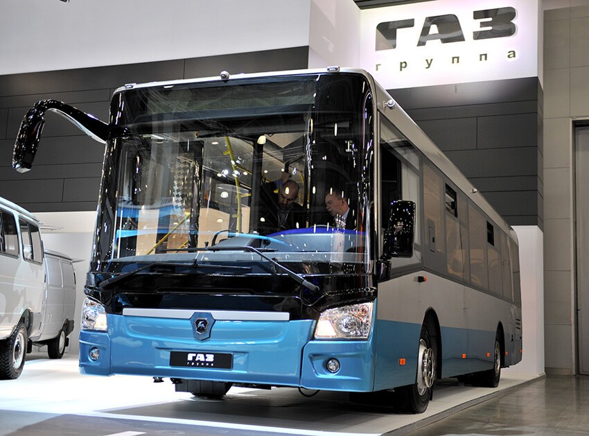 Низкопольный автобус среднего класса длиной 9,5 м
