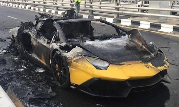 В Дубае дотла сгорел Lamborghini Aventador