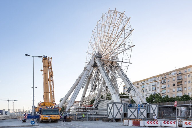 Как собирают 70-метровое колесо обозрения