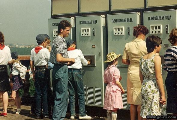 Лето, 1989 года. Автоматы газированной воды в приморском городе.