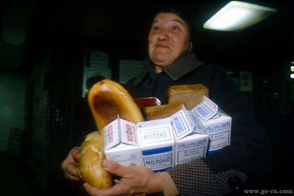 1990-й год. У тетки в руках пакеты с кефиром и молоком, батоны и половинки хлеба-кирпичика.