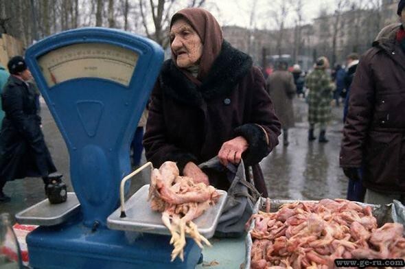 Старушка покупает полупотрошенных кур прямо на улице, мясо продавалось прямо с пола.
