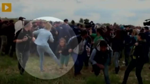 Венгерская журналистка пнула девочку мигранта, из-за чего ее уволили