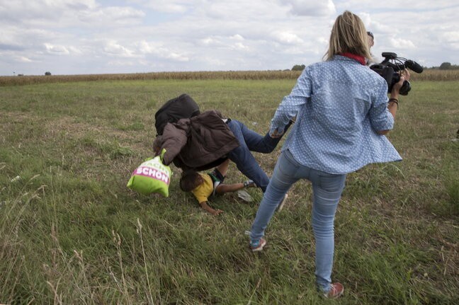 Венгерская журналистка пнула девочку мигранта, из-за чего ее уволили