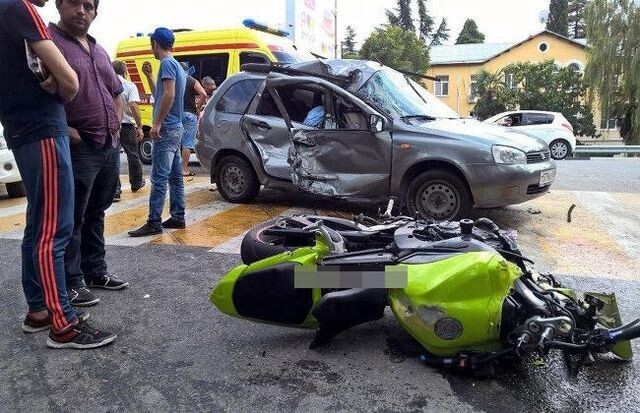 Авария дня 2072. Мотоцикл и два автомобиля столкнулись в Сочи