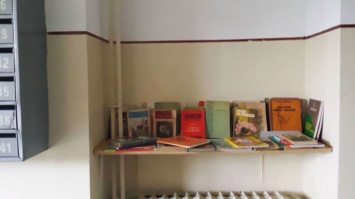 Жители и других домов Клуж-Напоки, Румыния, стали создавать в подъездах мини-библиотеки
