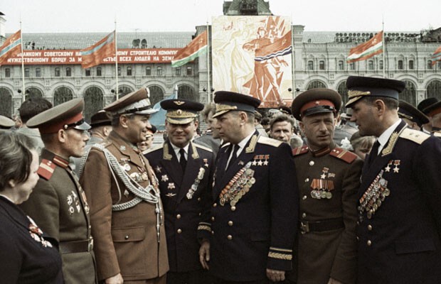Александр Покрышкин (в центре) беседует с ветеранами ВОВ, 9 мая 1965 года.