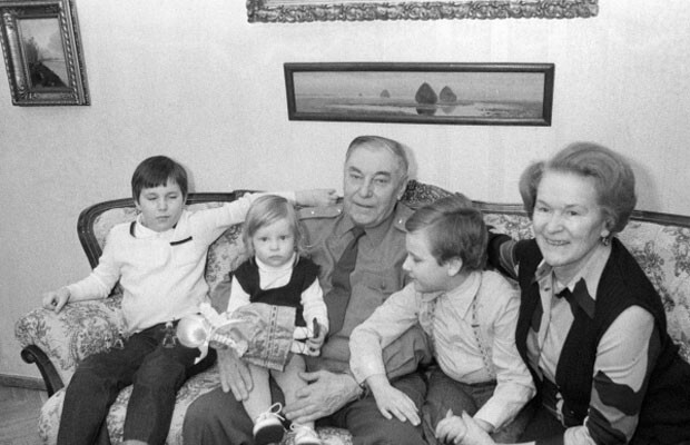 Александр Покрышкин с женой Марией Кузьминичной и внуками, 1983 год. 