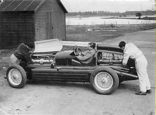 Одним из самых странных проектов Феррари для Альфы был Bimotore — одноместный болид с двумя двигателями спереди и сзади. Она была очень быстрой, но практически неуправляемой.