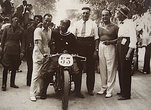 В те редкие минуты его жизни, которые не были посвящены автоспорту, Энцо любил кататься на своем любимом британском мотоцикле Rudge.