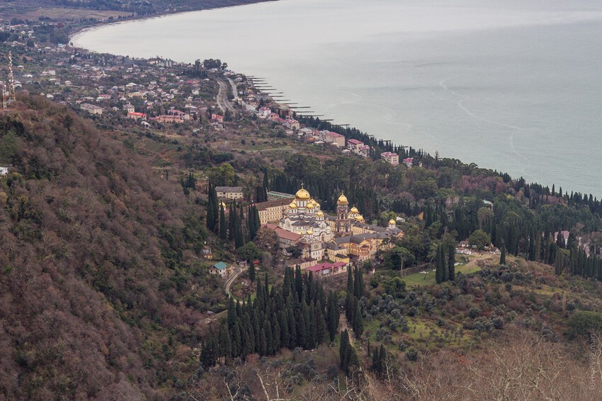 Вид на монастырь с вершины Иверской горы