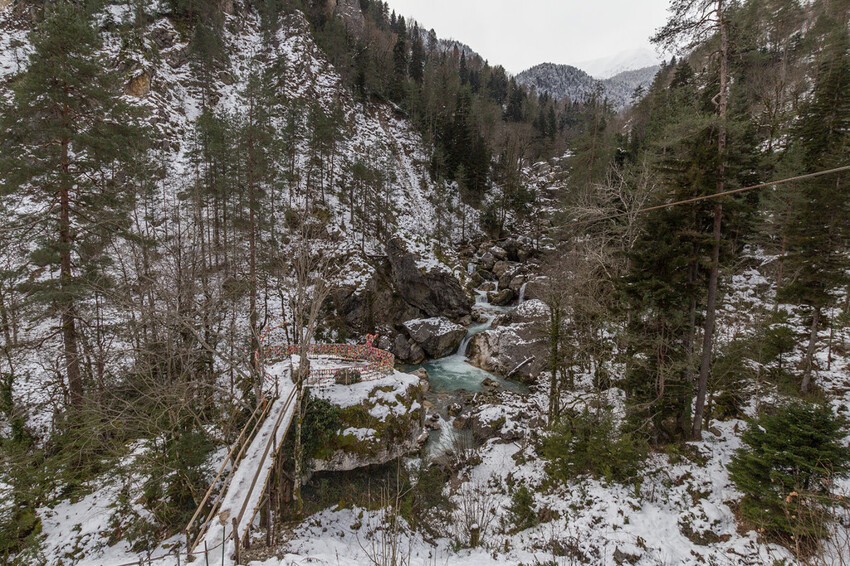 Смотровая площадка и водопад влюбленных. Представляю сколько здесь народу летом.