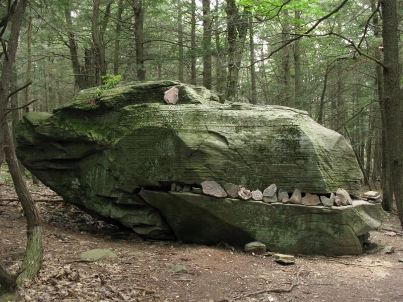 Каменный динозавр