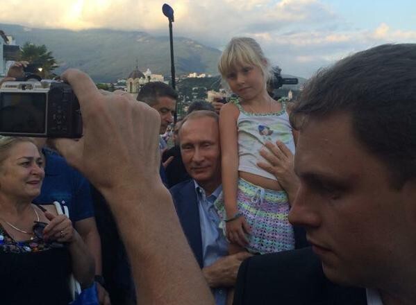 Как обычно, просили Путина сфотографироваться с детьми: поднял президент девочку на плечо. 