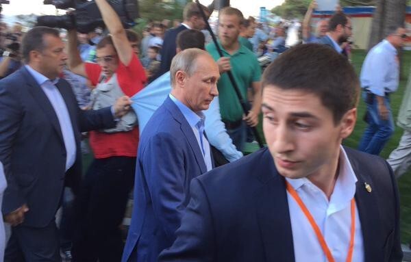 С набережной #Путин и #Берлускони отправились на встречу с представителями итальянской диаспоры Крыма. 