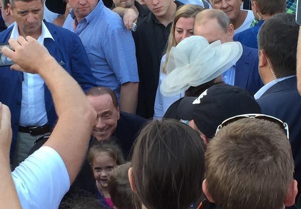 Пока Путин отвечал на просьбу женщины в панаме, Сильвио успел сфотографироваться маленькой девочкой 