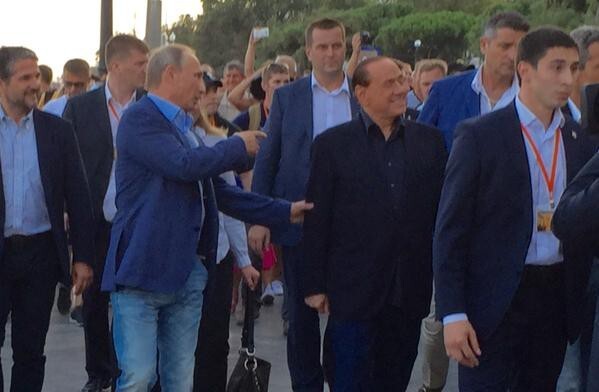 Вся прогулка заняла минут десять, #Путин по дороге общался с людьми на набережной 