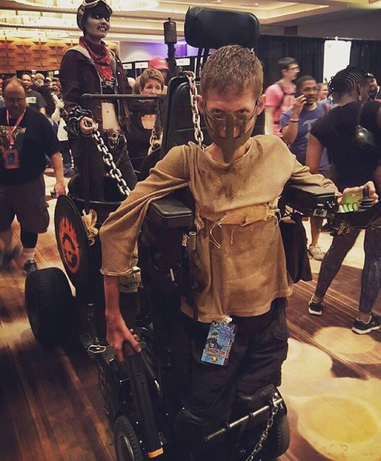 Студент инвалид сделал эпический косплей на Mad Max