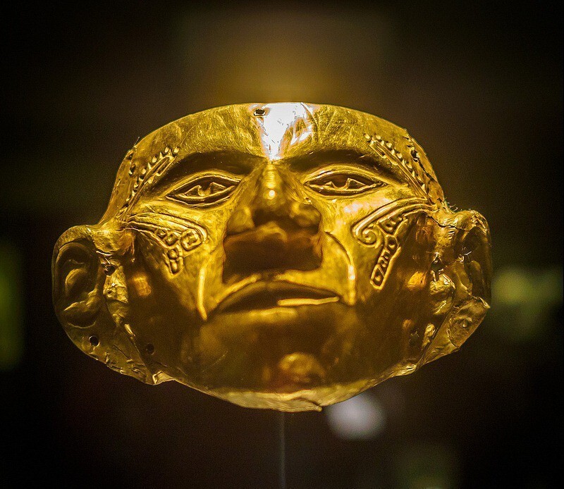 Выставка в Музей золота в Боготе. Это золотая маска была сделана около 200 г. до н.э.