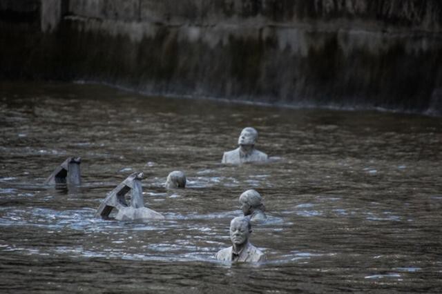 Застывшие всадники апокалипсиса, появляющиеся из реки Темзы  