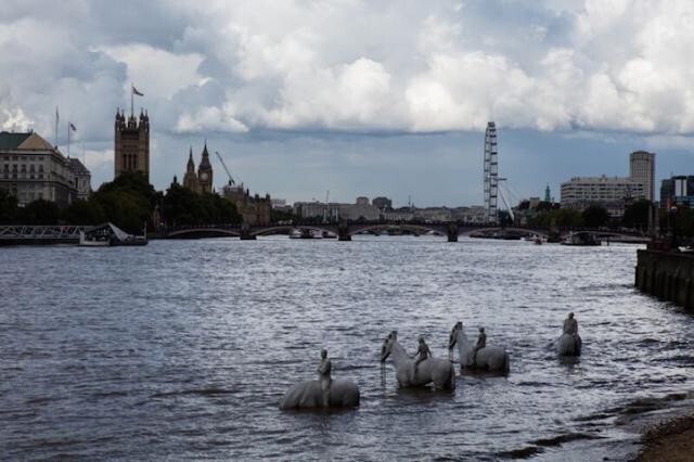 Застывшие всадники апокалипсиса, появляющиеся из реки Темзы  