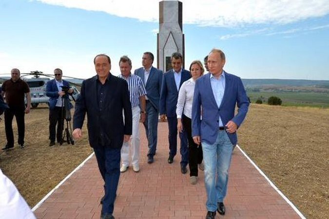 Путин пошутил над Берлускони во время прогулки