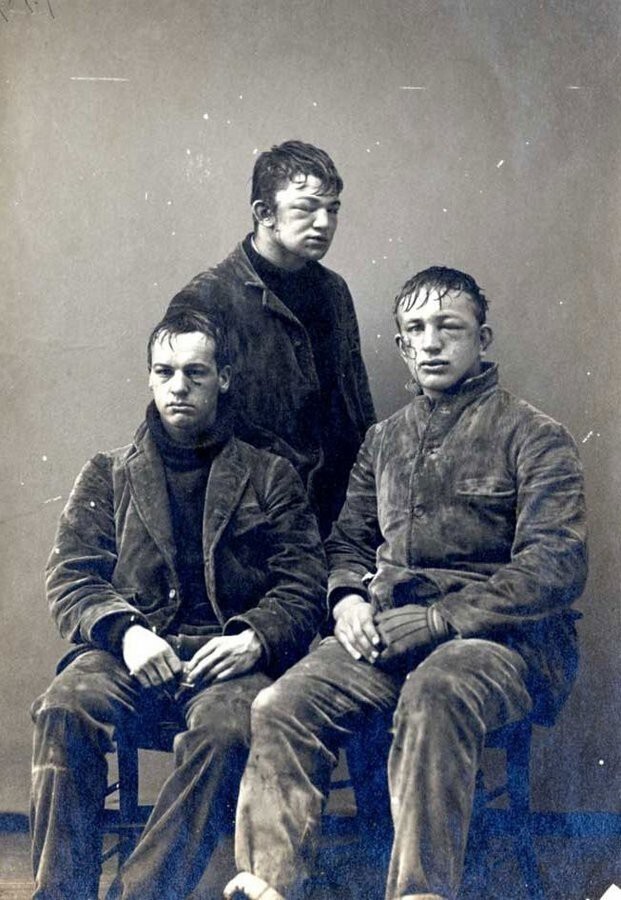 Три студента Принстонского университета после традиционного для первокурсников «сражения» в снежки, 1893 год.