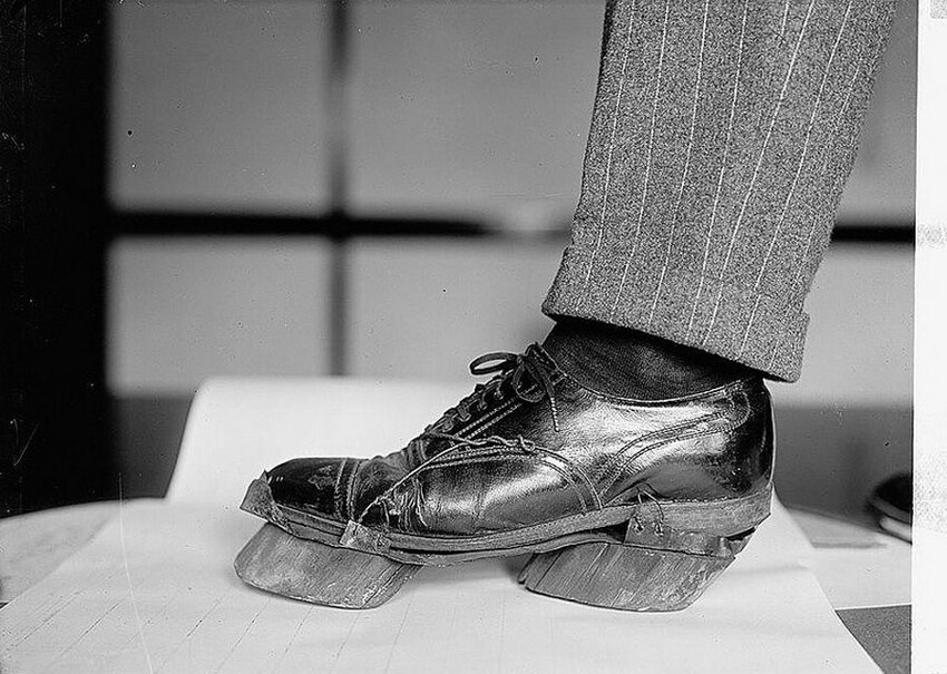 Такую «коровью» обувь носили американские самогонщики времен сухого закона, чтобы полиция не могла вычислить их по следам, 1922 год.