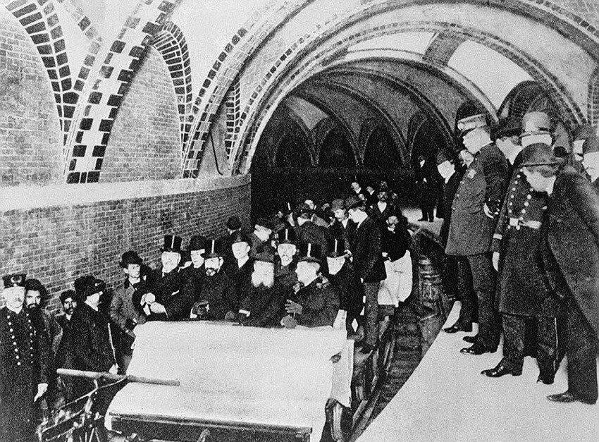 Первые пассажиры первого нью-йоркского метро, 1904 год.