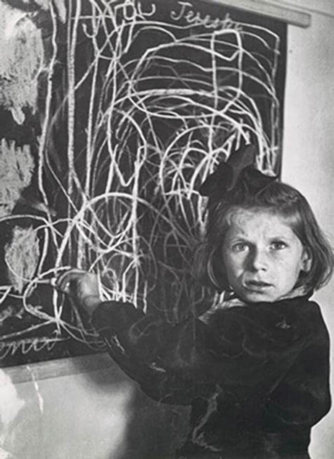 Терезка выросла в концентрационном лагере, после войны жила в интернате для детей с отставанием в развитии. На фото она рисует свой дом.
