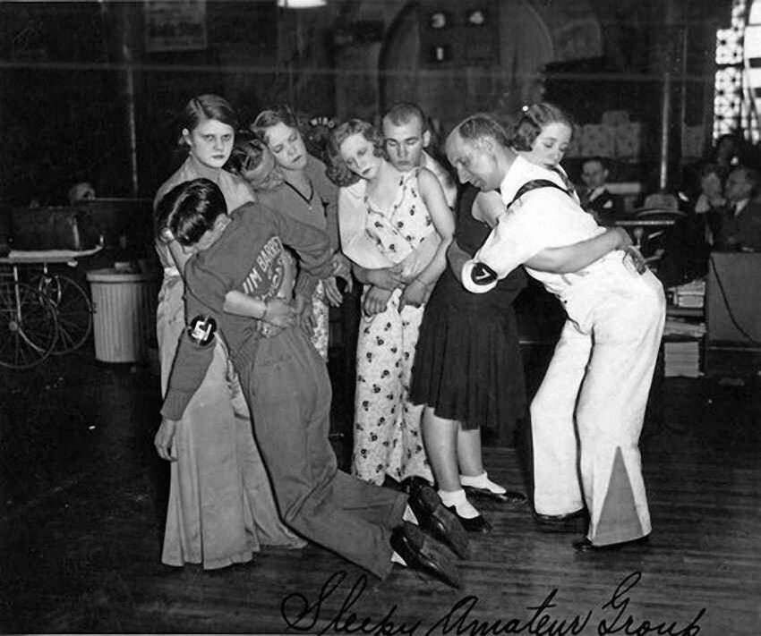 Последние четыре пары, добравшиеся до финала танцевального марафона в Чикаго, 1930 год.
