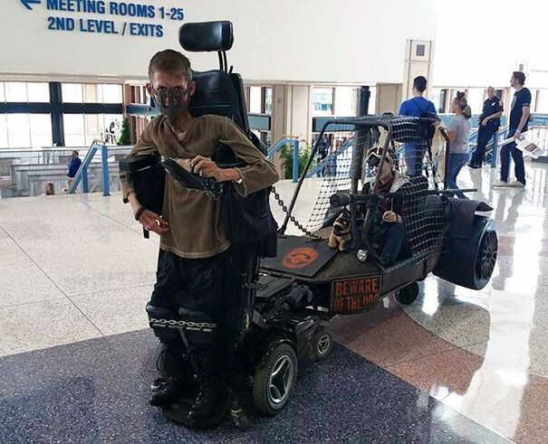 Студент-инвалид использовал свою коляску для эпичного косплея на «Безумного Макса»