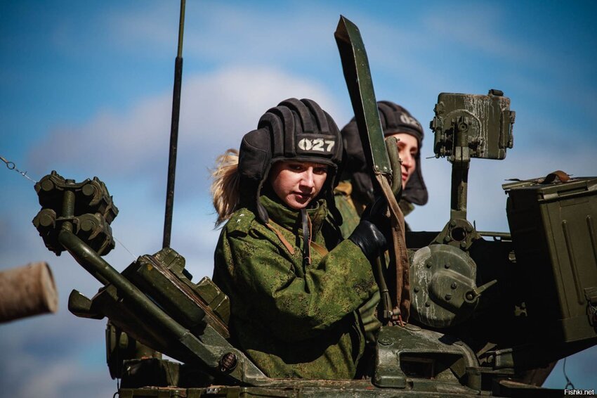 Командир женского танкового экипажа во время прохождения обучения, ВС РФ