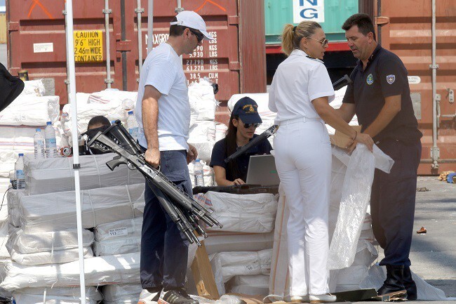 Греческие полицейские перехватили контейнеры с помощью для беженцев
