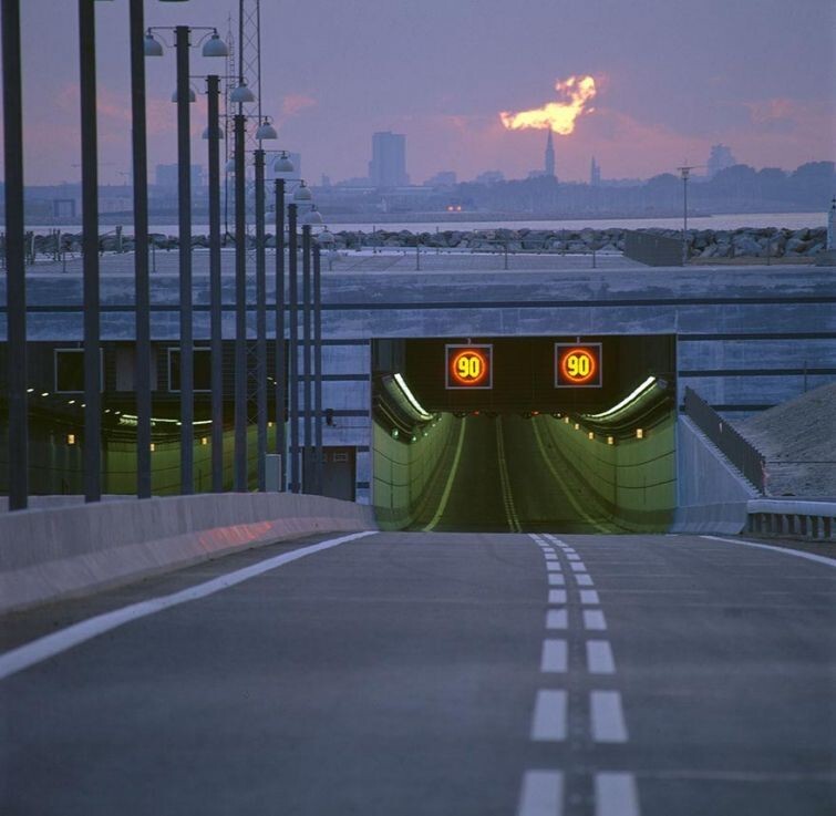 Удивительный мост, превращающийся в подводный тоннель